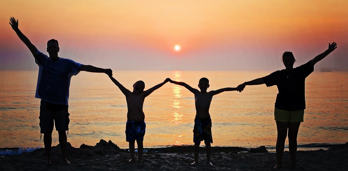 family, sunset, beach-2611748.jpg